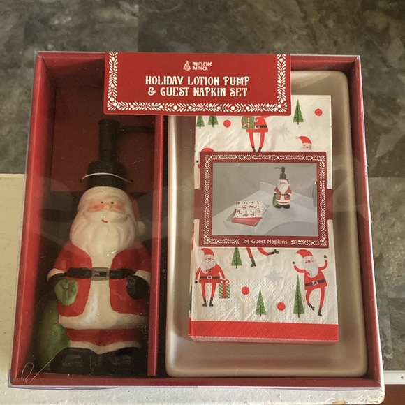 BNIB- 3 Piece Set- Ceramic Santa Soap Pump, 24 Hand Towels & Ceramic Towel Tray - Picture 16 of 16